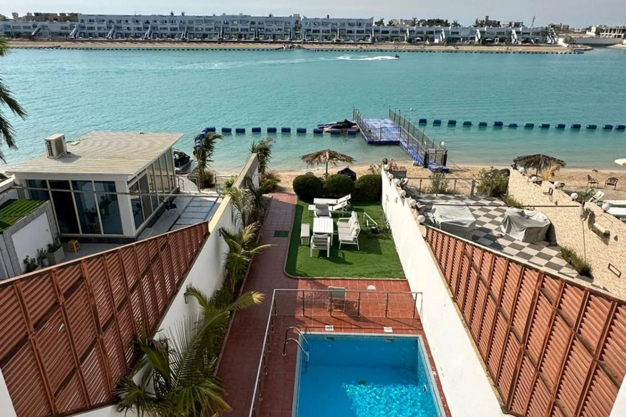 Durrat Alarous Beach