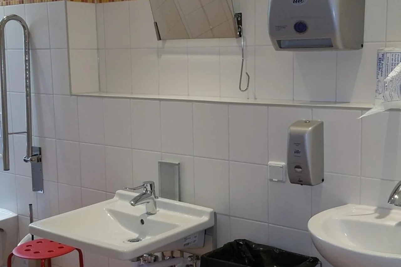 HappyGoLucky Hotel + Hostel
