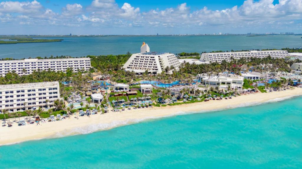 Oasis Cancun Lite